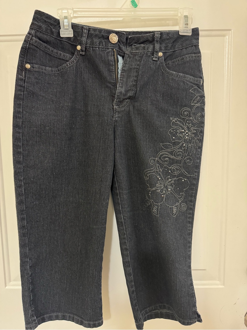 Cropped Jeans with Floral Embroidery